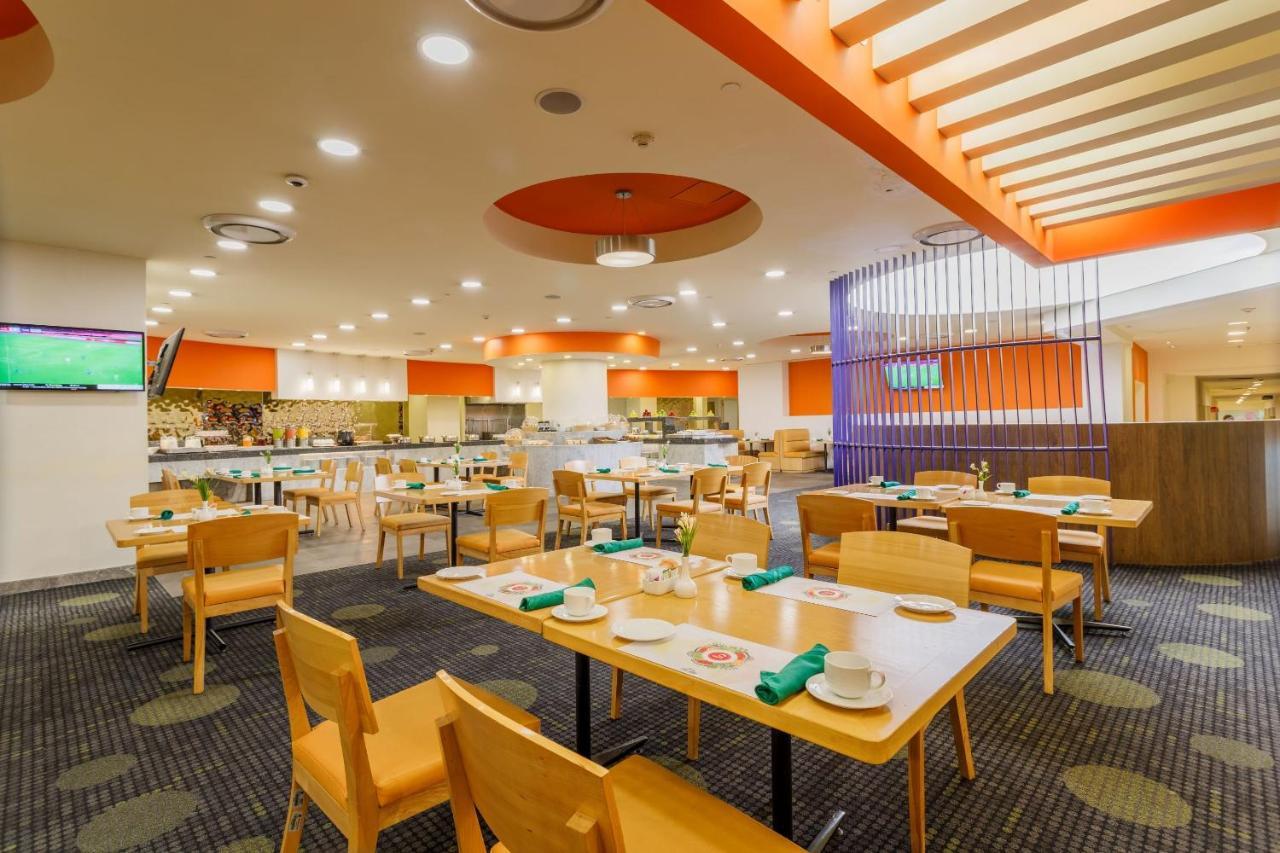 Camino Real Aeropuerto Hotel Мексико Сити Екстериор снимка The hotel's restaurant