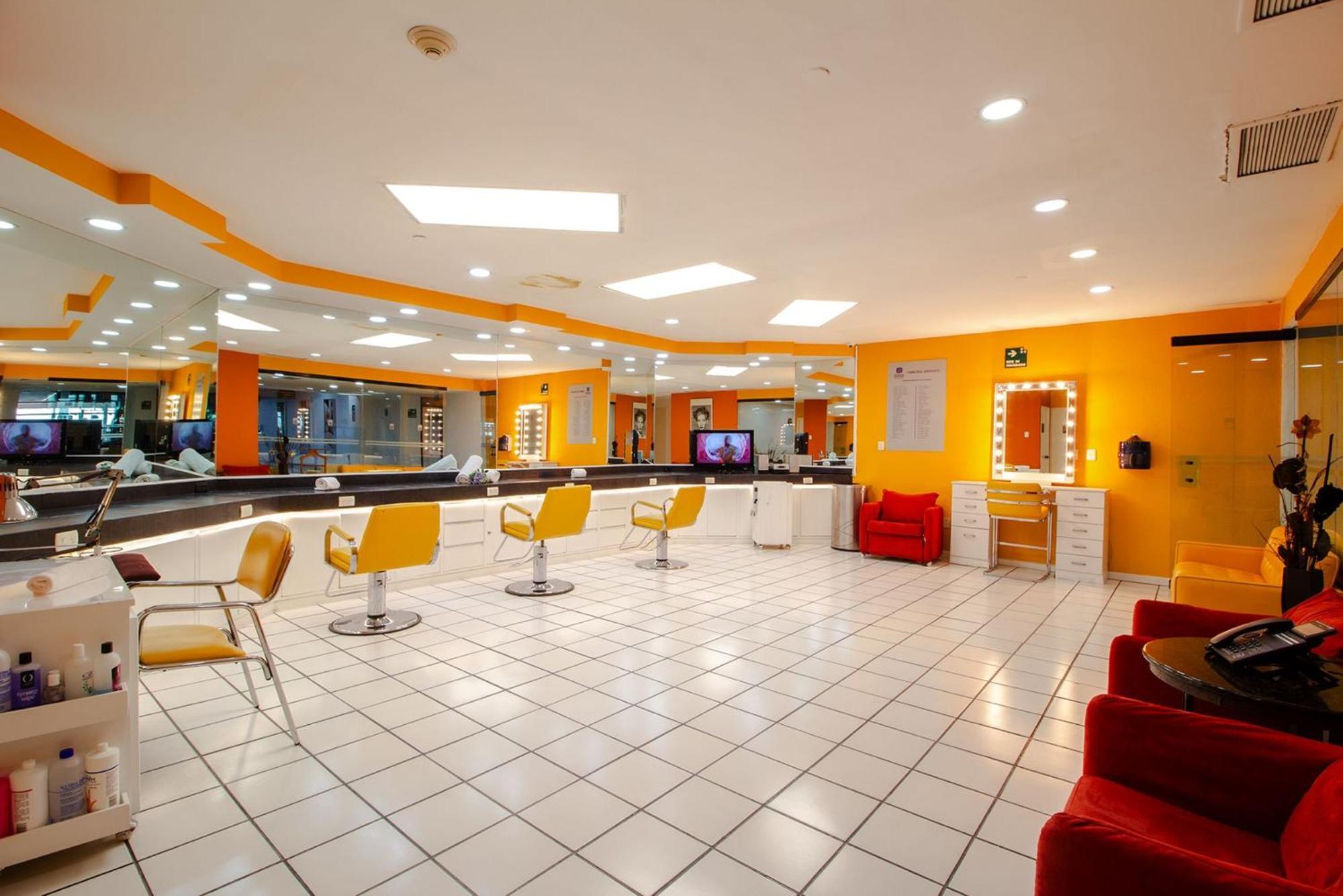Camino Real Aeropuerto Hotel Мексико Сити Екстериор снимка Interior of a hair salon