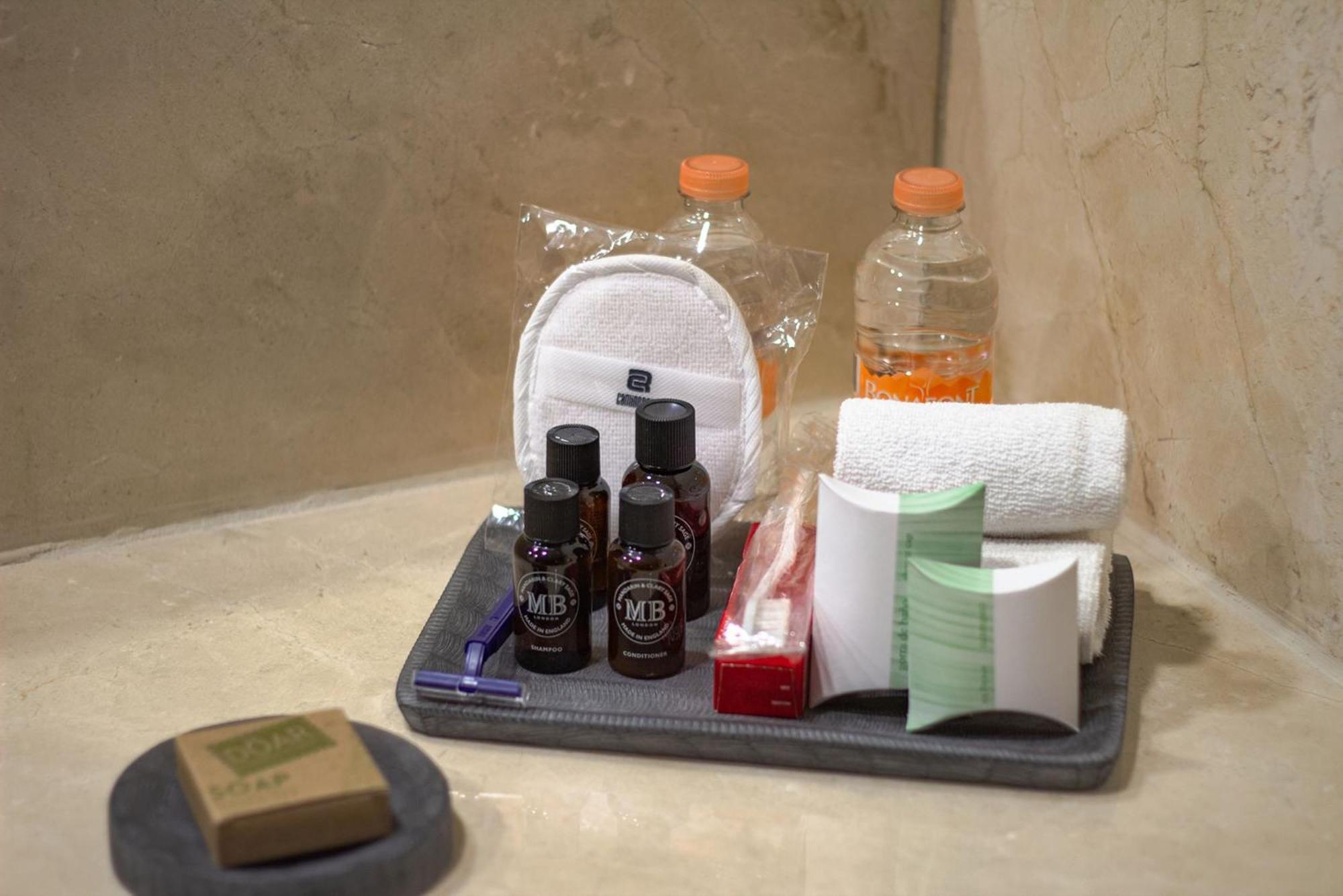 Camino Real Aeropuerto Hotel Мексико Сити Екстериор снимка A tray of toiletries