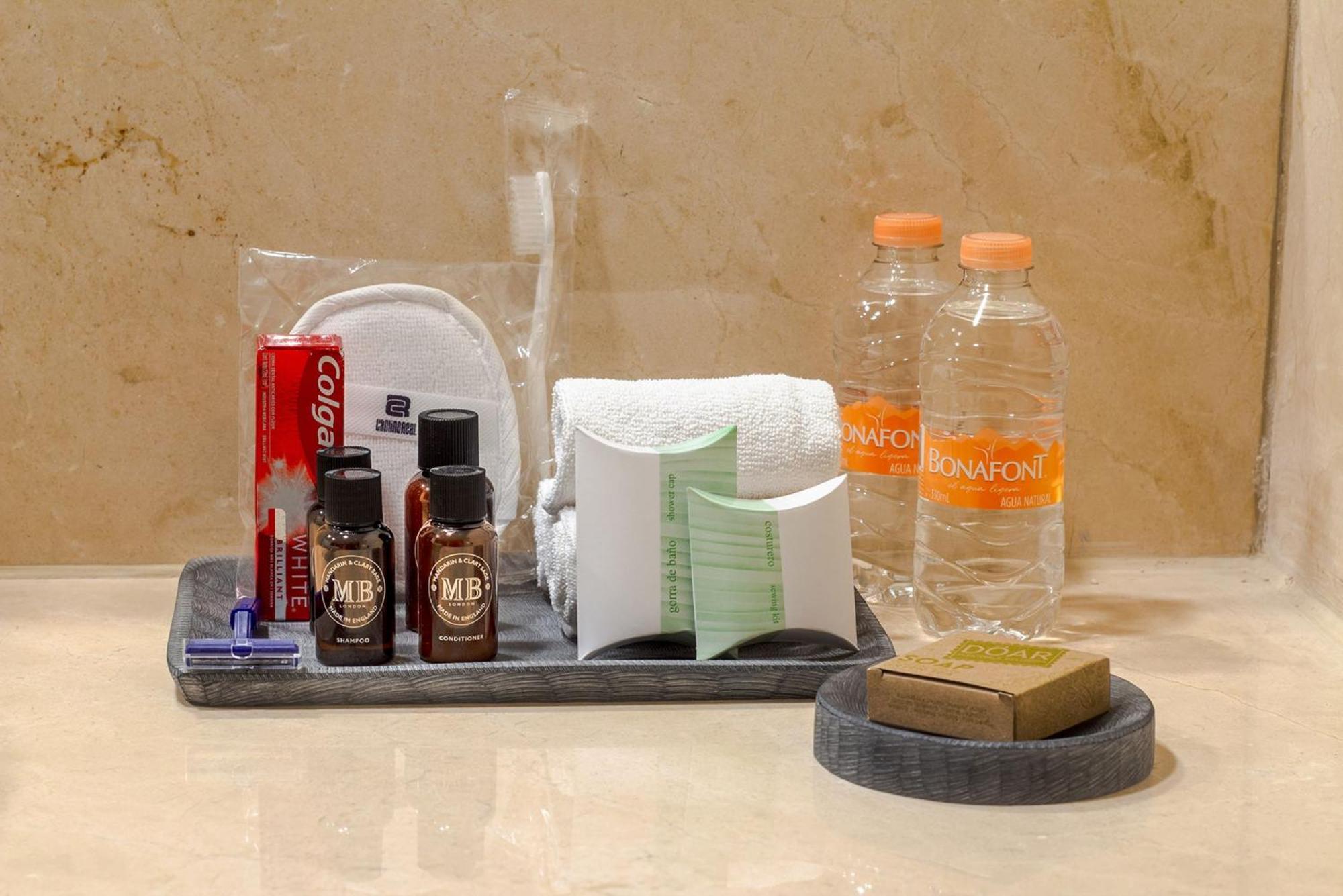 Camino Real Aeropuerto Hotel Мексико Сити Екстериор снимка A tray of amenities