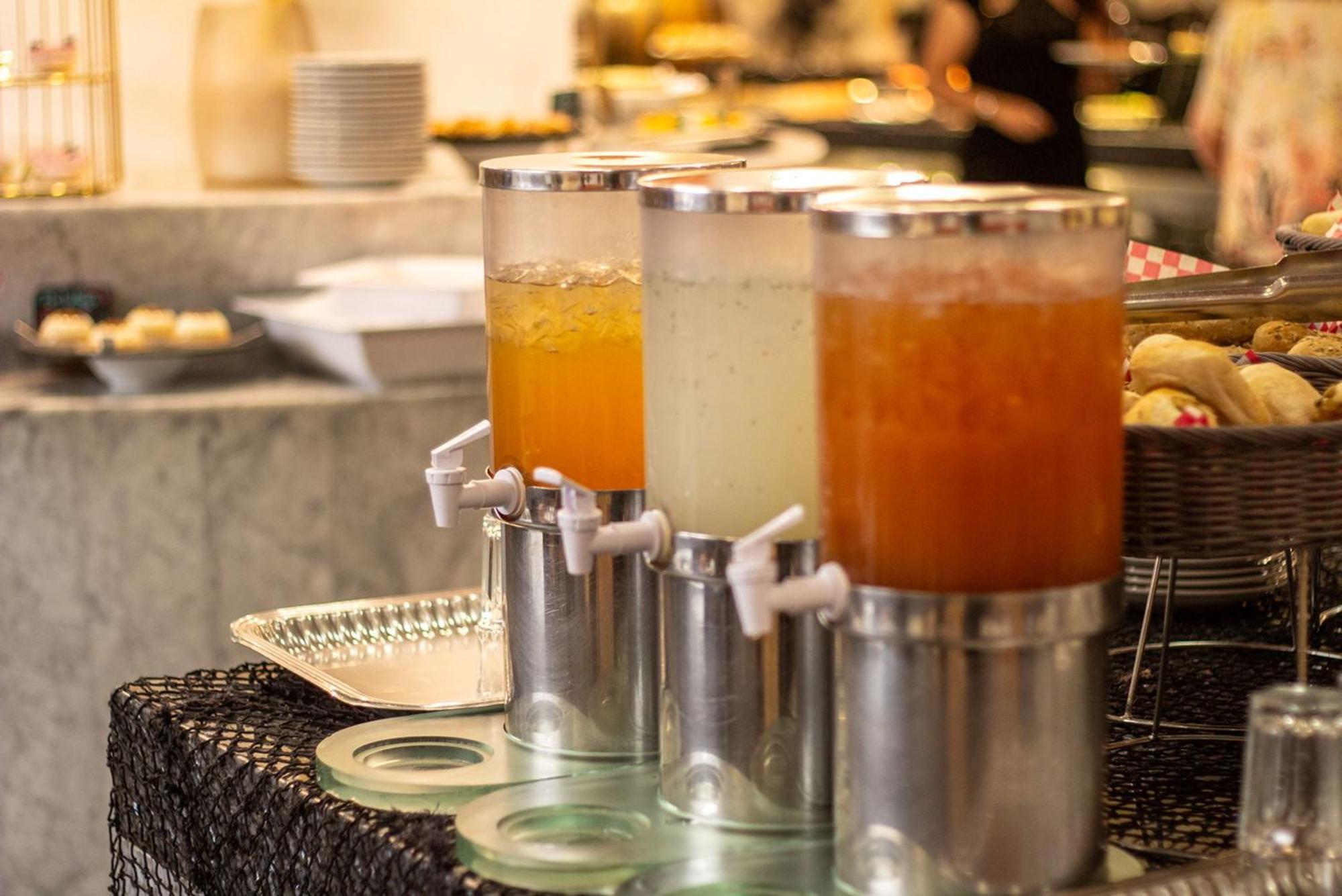Camino Real Aeropuerto Hotel Мексико Сити Екстериор снимка Soft drinks at a buffet