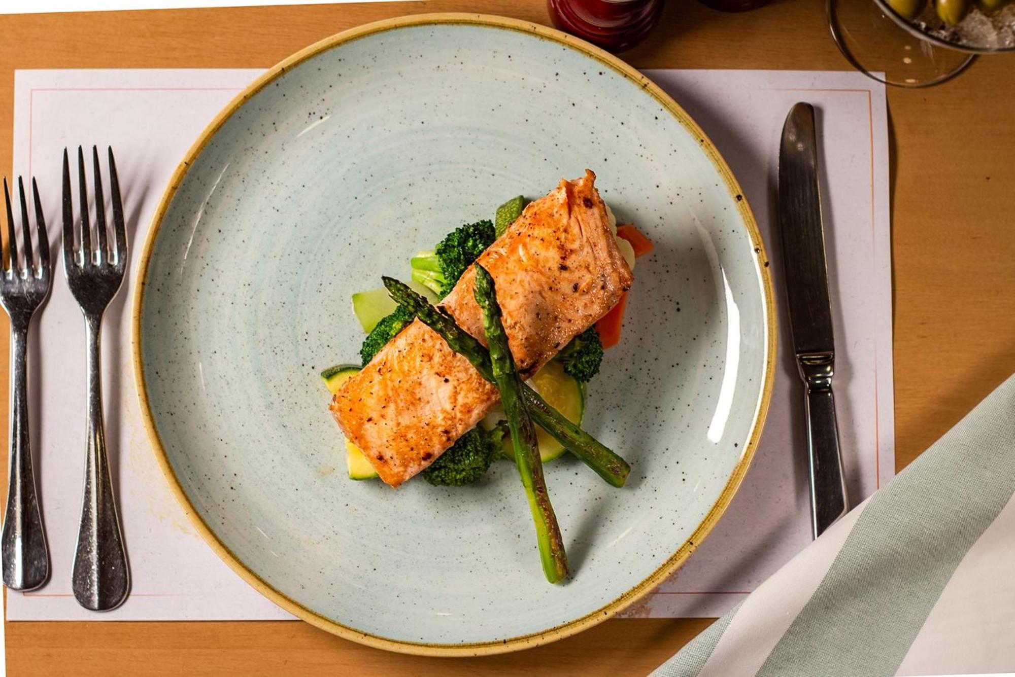 Camino Real Aeropuerto Hotel Мексико Сити Екстериор снимка Salmon with broccoli and asparagus