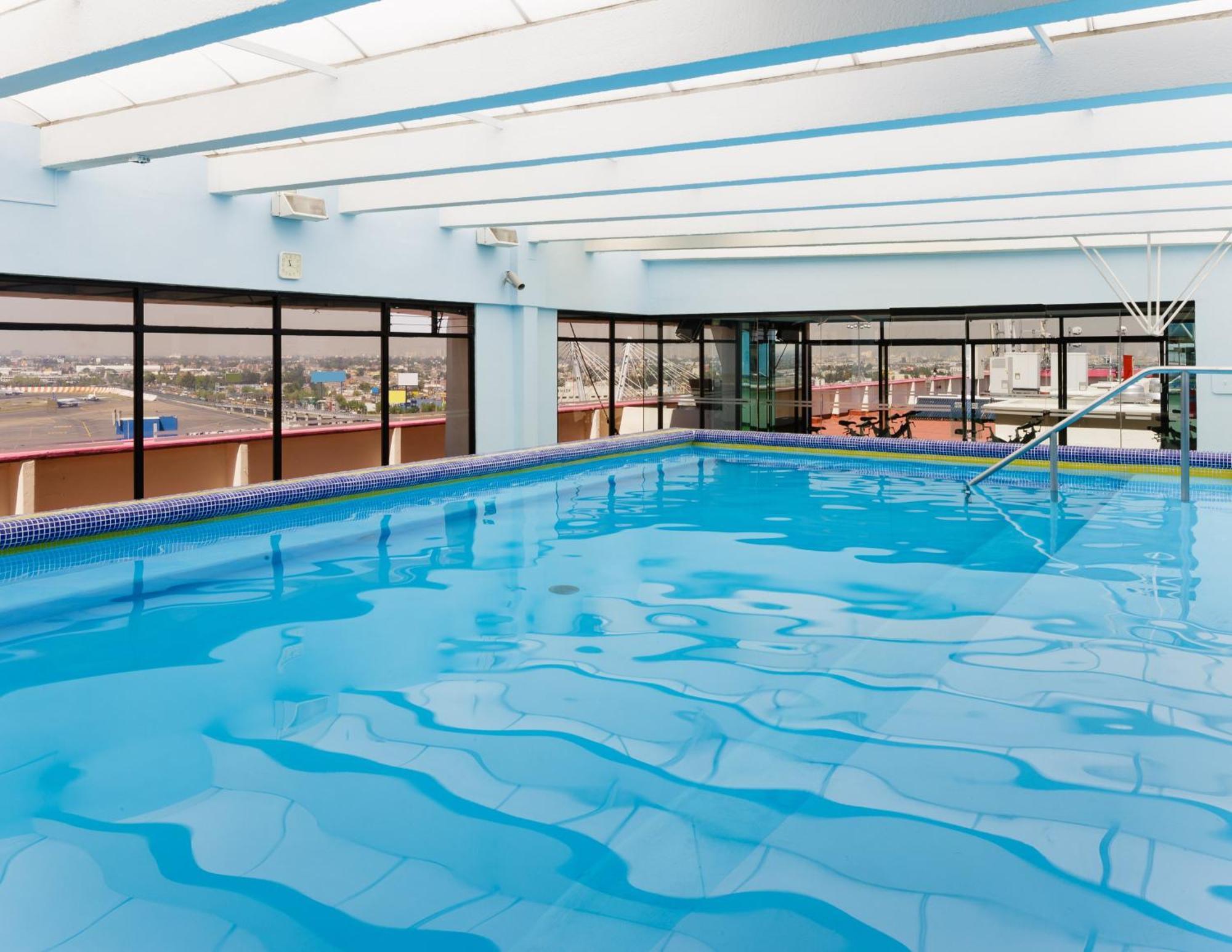Camino Real Aeropuerto Hotel Мексико Сити Екстериор снимка Swimming pool